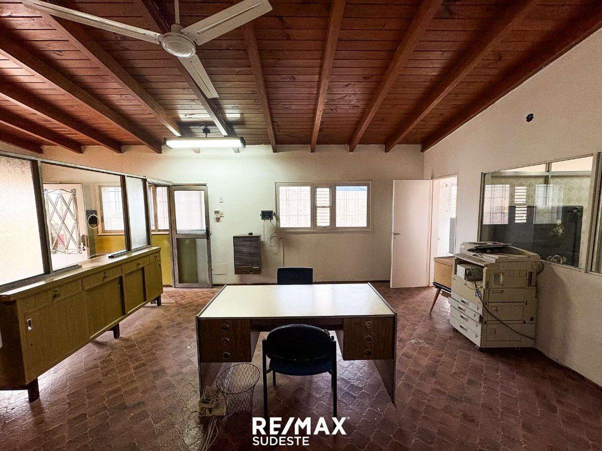 Venta de Gran Lote con 3 Galpones y Oficinas 5