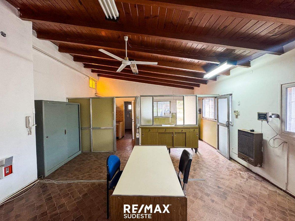 Venta de Gran Lote con 3 Galpones y Oficinas 4