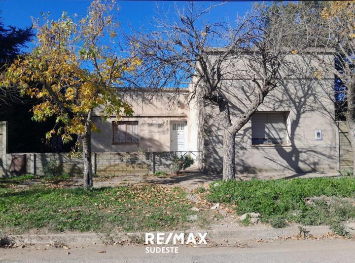 Casa con amplio lote en Tornquist 5