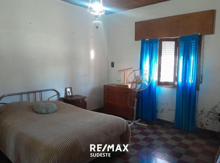 Casa con amplio lote en Tornquist 2