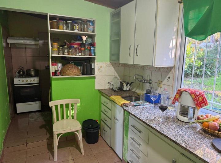 Casa modesta en plena Av San Martin 4