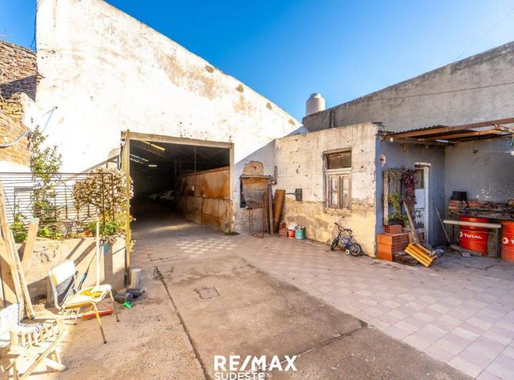 VENTA 2 CASAS + LOCAL + COCHERA EN MACROCENTRO 4