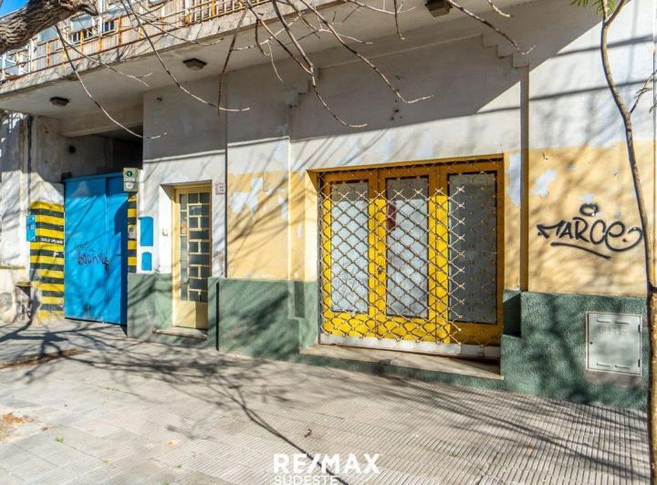 VENTA 2 CASAS + LOCAL + COCHERA EN MACROCENTRO 2