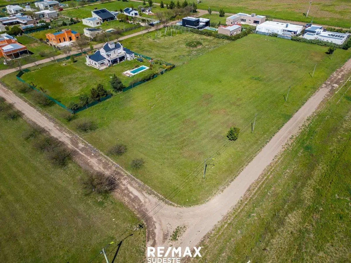 EN VENTA LOTE CON PROYECTO EN LAS CALANDRIAS 4