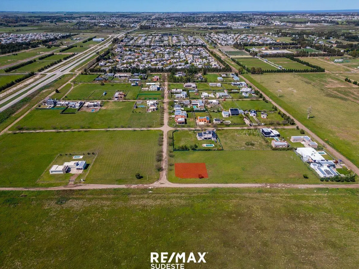 EN VENTA LOTE CON PROYECTO EN LAS CALANDRIAS 5