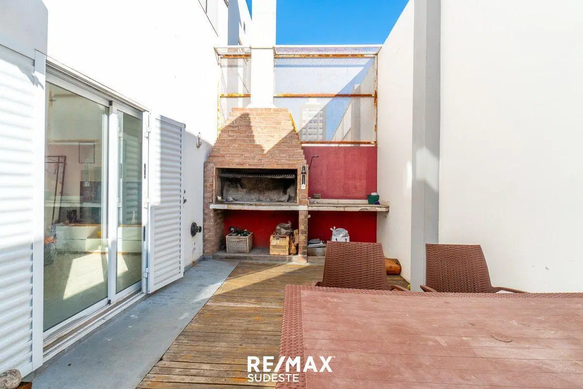 Espectacular departamento con patio y parrilla 5
