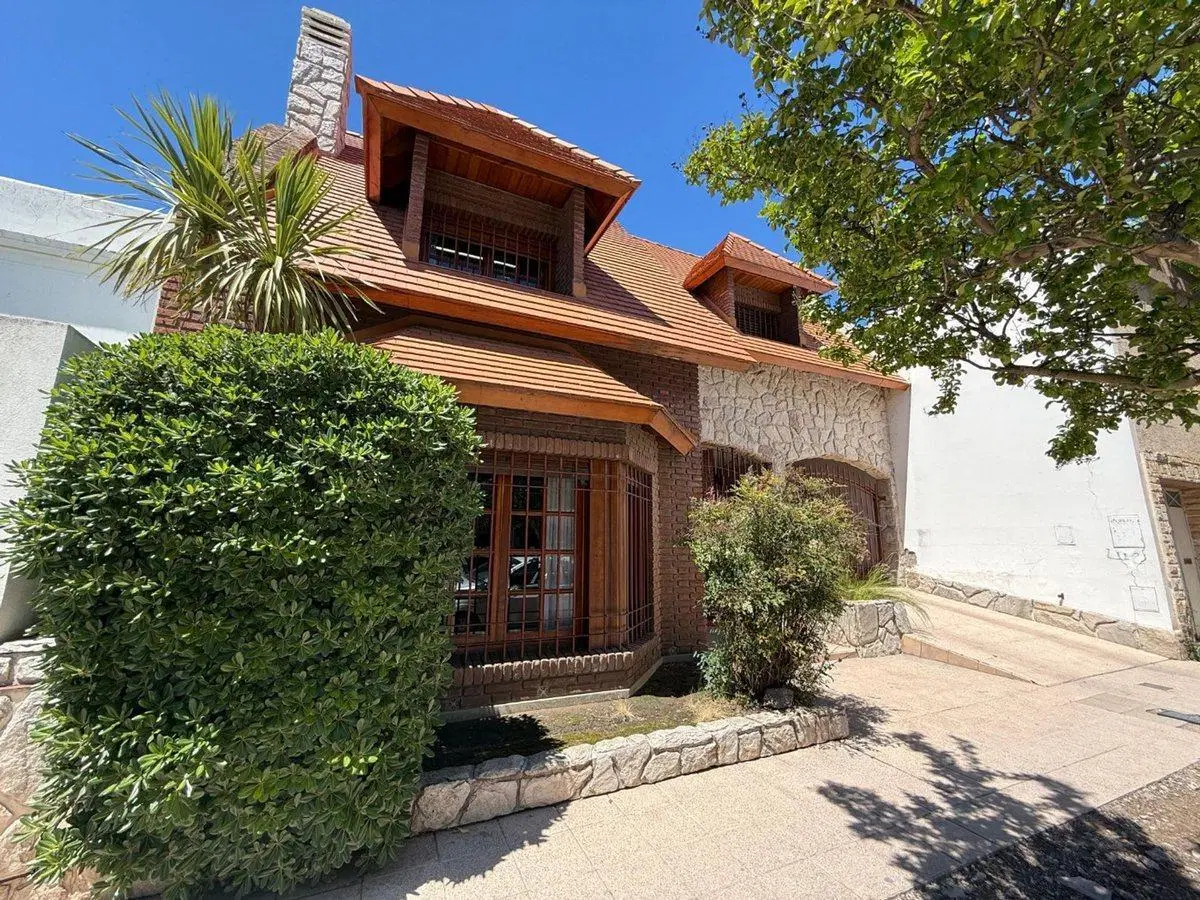 VENTA IMPORTANTE CASA EN RONDEAU 572. MACROCENTRO 4