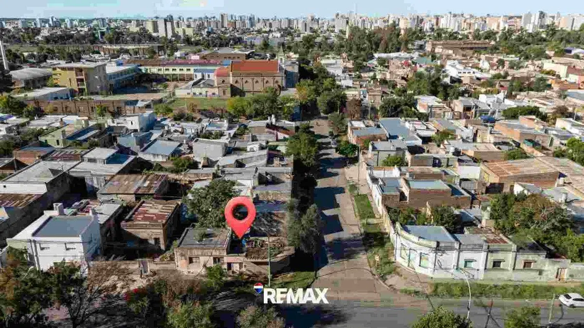 VENTA CASA A REFACCIONAR O DESARROLLO 3