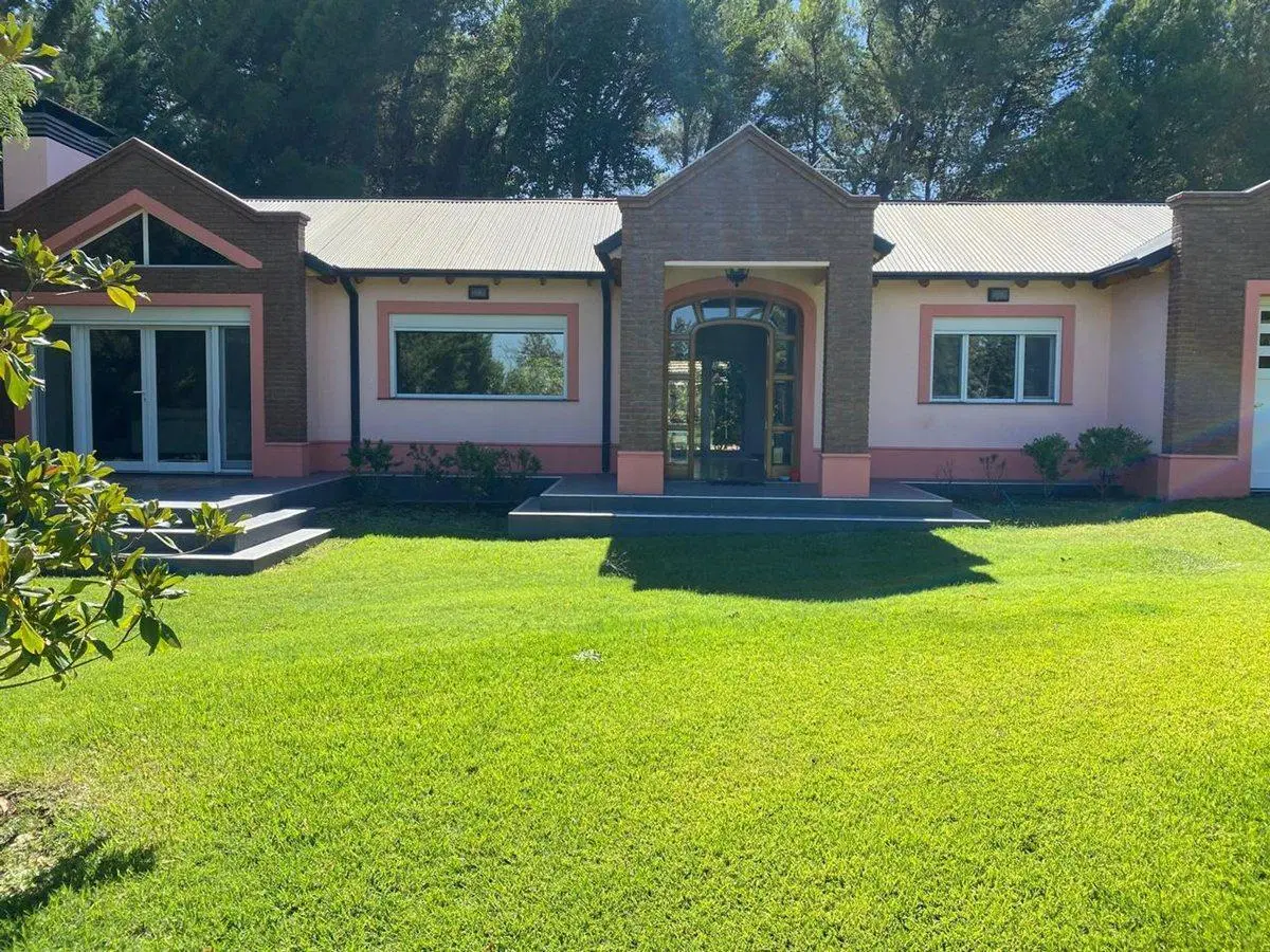 CASA DE CATEGORIA EN BARRIO LAS LOMITAS. 4
