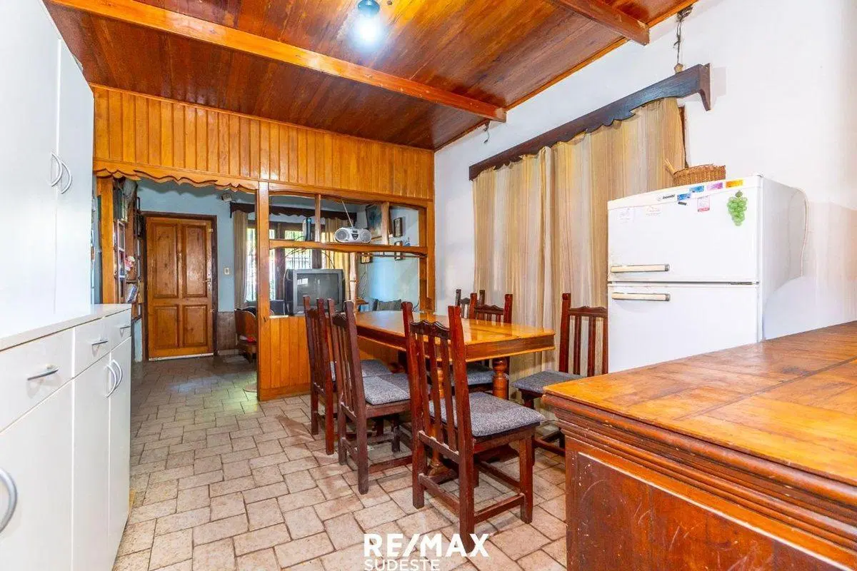 Gran oportunidad: casa, departamento y galpón 5