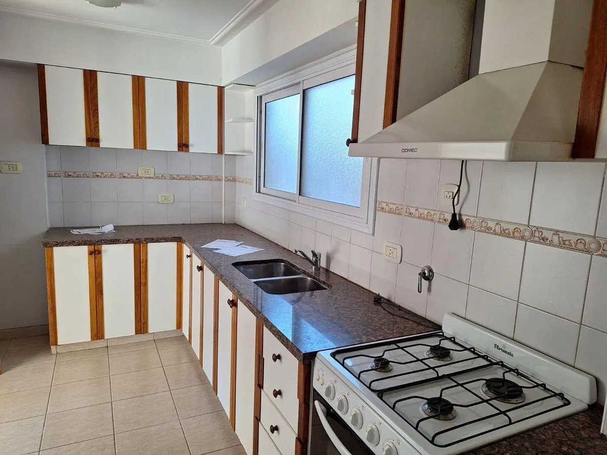 VENTA SEMIPISO 2 DORMITORIOS CENTRICO C/COCHERA 5