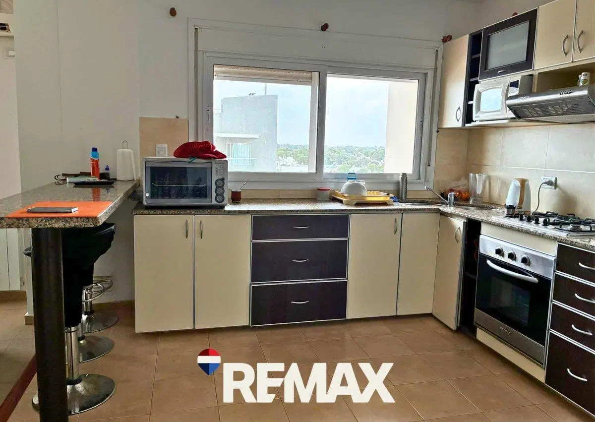 VENTA SEMIPISO CON COCHERA EN MONTE HERMOSO 5
