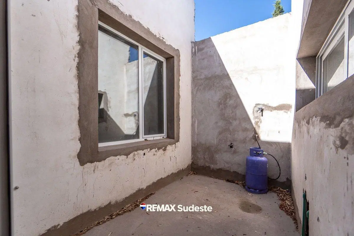 Amplia casa a estrenar con pileta 3