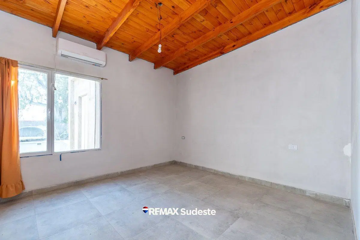 Amplia casa a estrenar con pileta 4