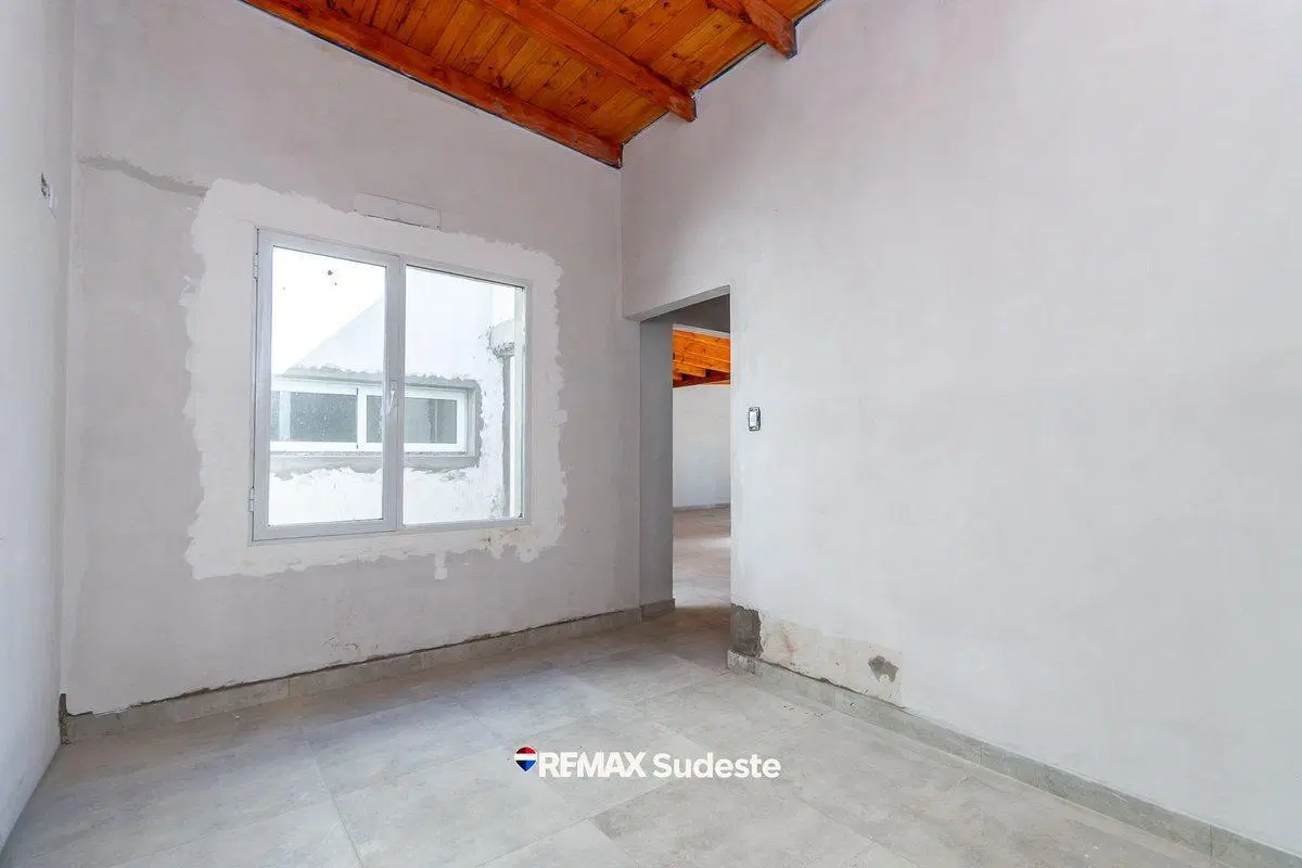 Amplia casa a estrenar con pileta 5