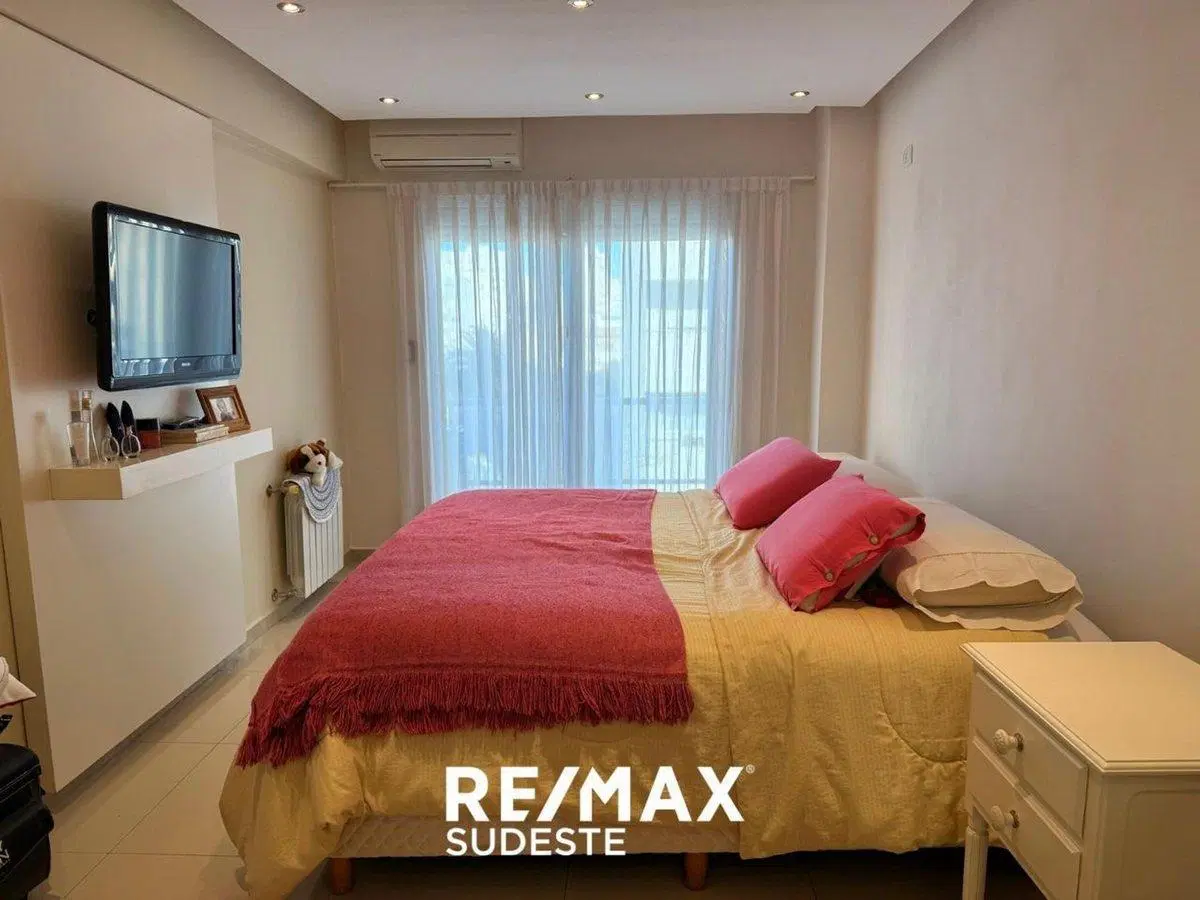 DEPARTAMENTO SEMIPISO de categoría, Cochera,centro 3