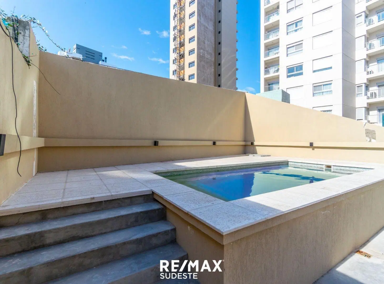 VENTA PISO 4 AMBIENTES C/ 2 COCHERAS SOBRE AV ALEM 4