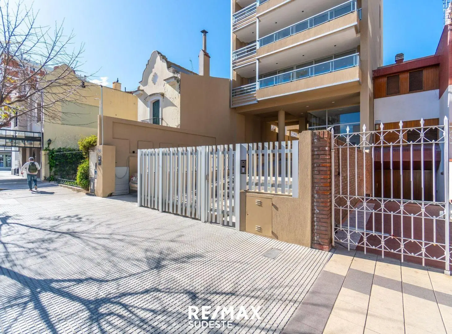 VENTA PISO 4 AMBIENTES C/ 2 COCHERAS SOBRE AV ALEM 2