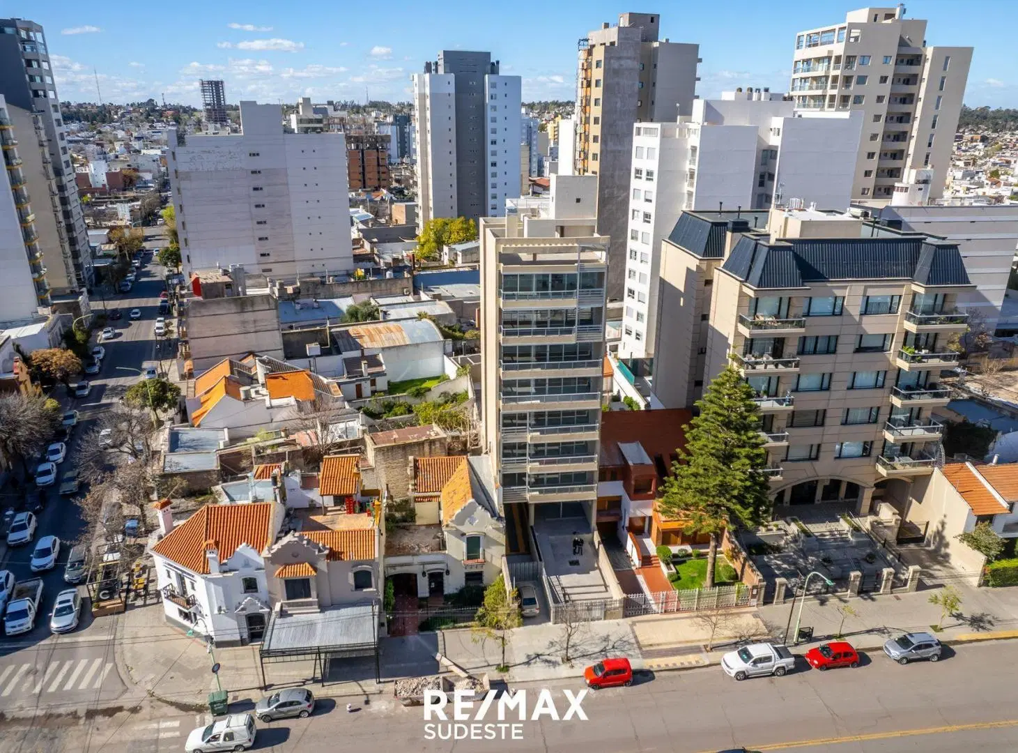 VENTA PISO 4 AMBIENTES C/ 2 COCHERAS SOBRE AV ALEM 3