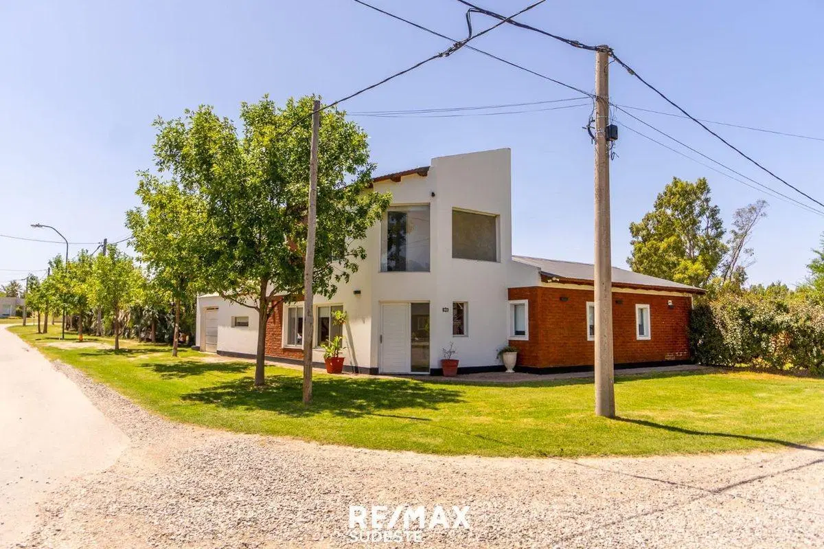 VENTA HERMOSA CASA EN BARRIO PAGO CHICO 2