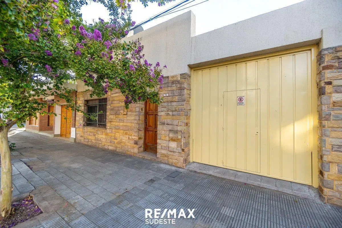 VENTA CASA CARONTI 700 ESPECTACULAR UBICACIÓN 2
