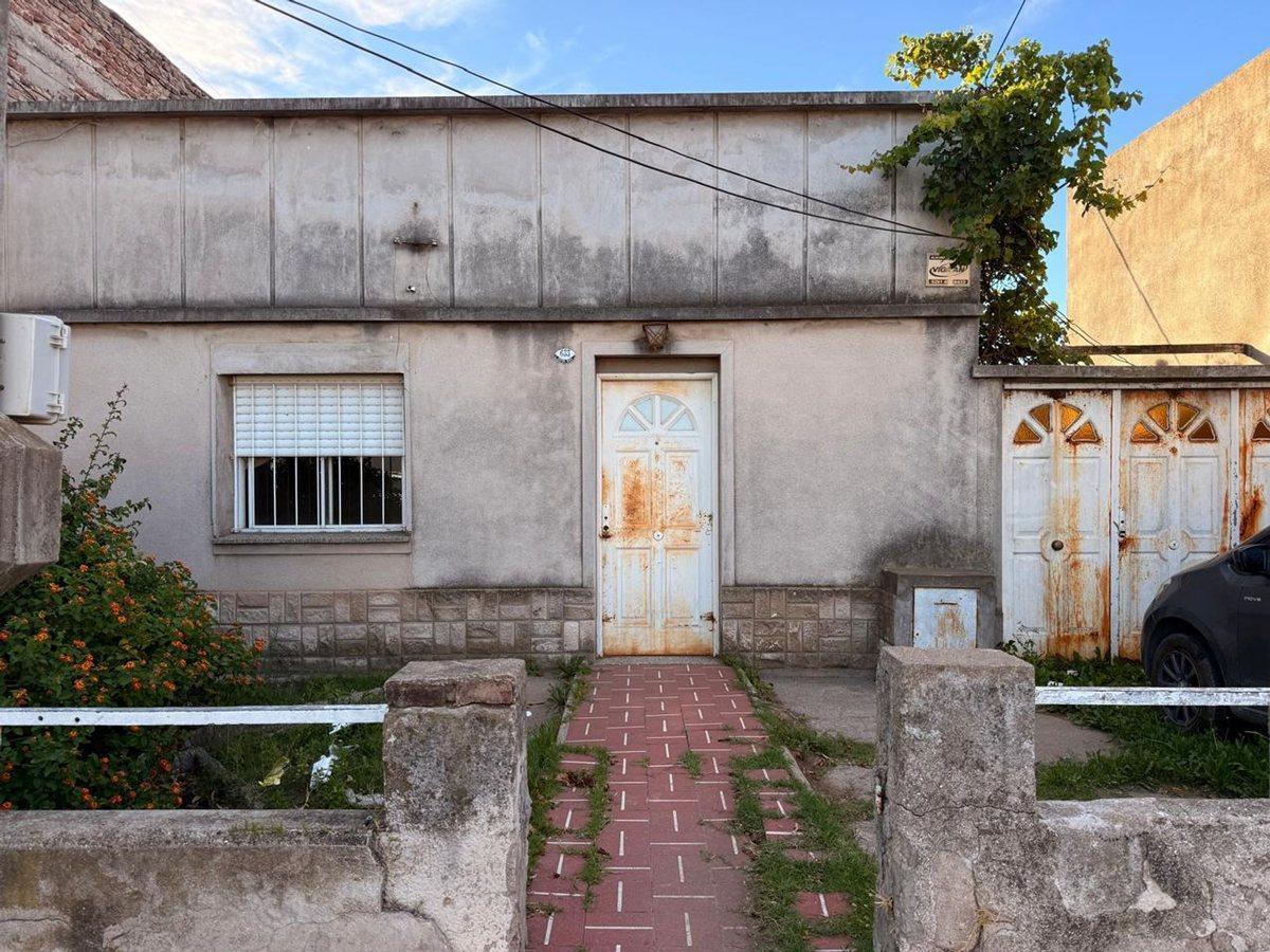 Casa (a refaccionar) mas Dto int, Barrio Pacifico