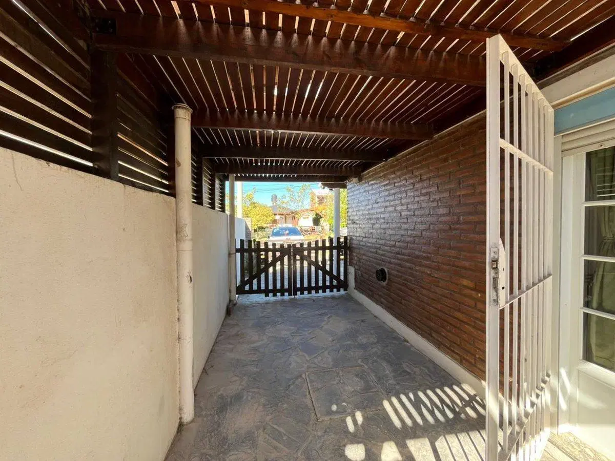 VENTA CASA  2 DORMITORIOS ,QUINCHO Y GARAGE EN  MH 4