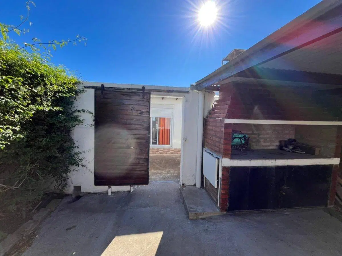 VENTA CASA  2 DORMITORIOS ,QUINCHO Y GARAGE EN  MH 3