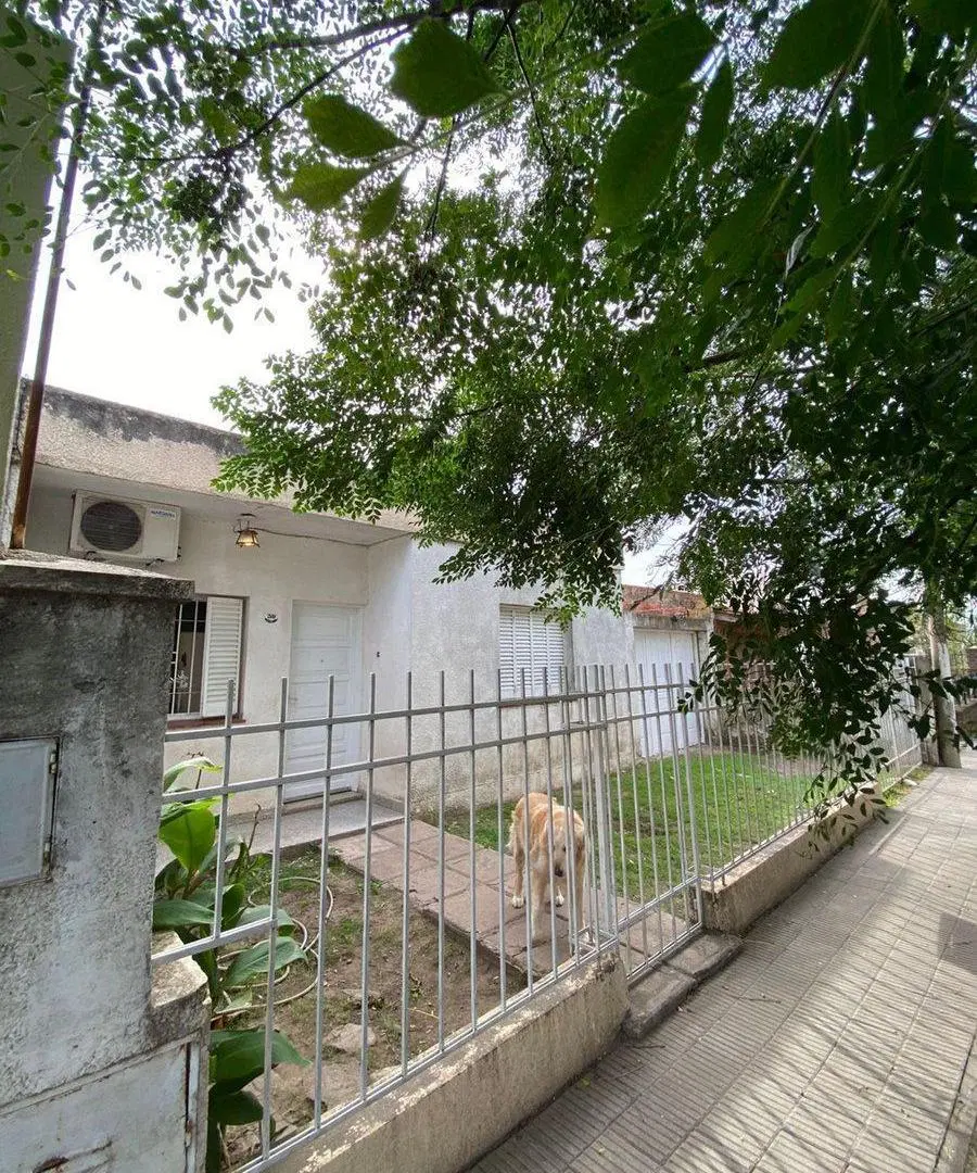 CASA 3 DORMITORIOS EN BARRIO LOS ALMENDROS 2