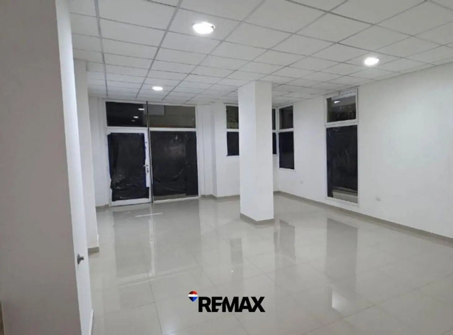ALQUILER DE LOCAL COMERCIAL + COCHERA TERRADA 132 4