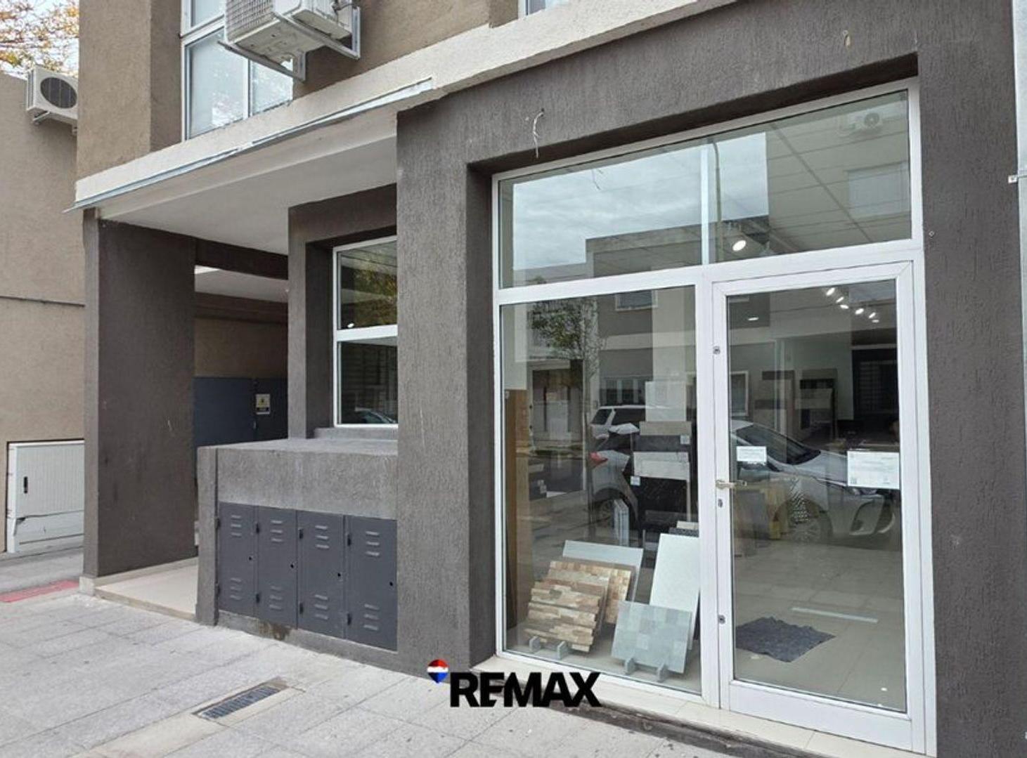 ALQUILER DE LOCAL COMERCIAL + COCHERA TERRADA 132