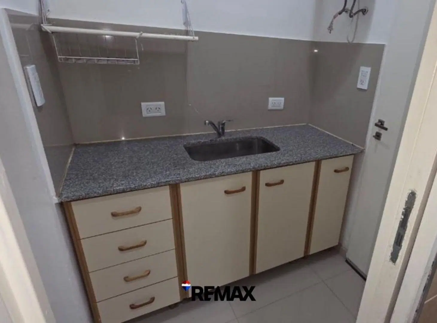 ALQUILER DE LOCAL COMERCIAL + COCHERA TERRADA 132 2