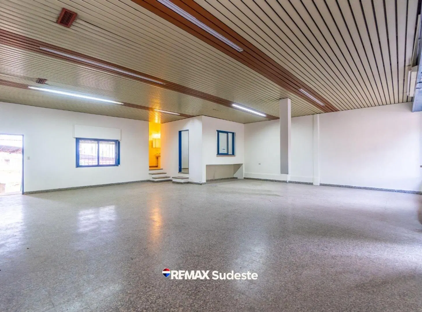 SALON COMERCIAL Y TALLER C/ SALIDA POR MALVINAS 3