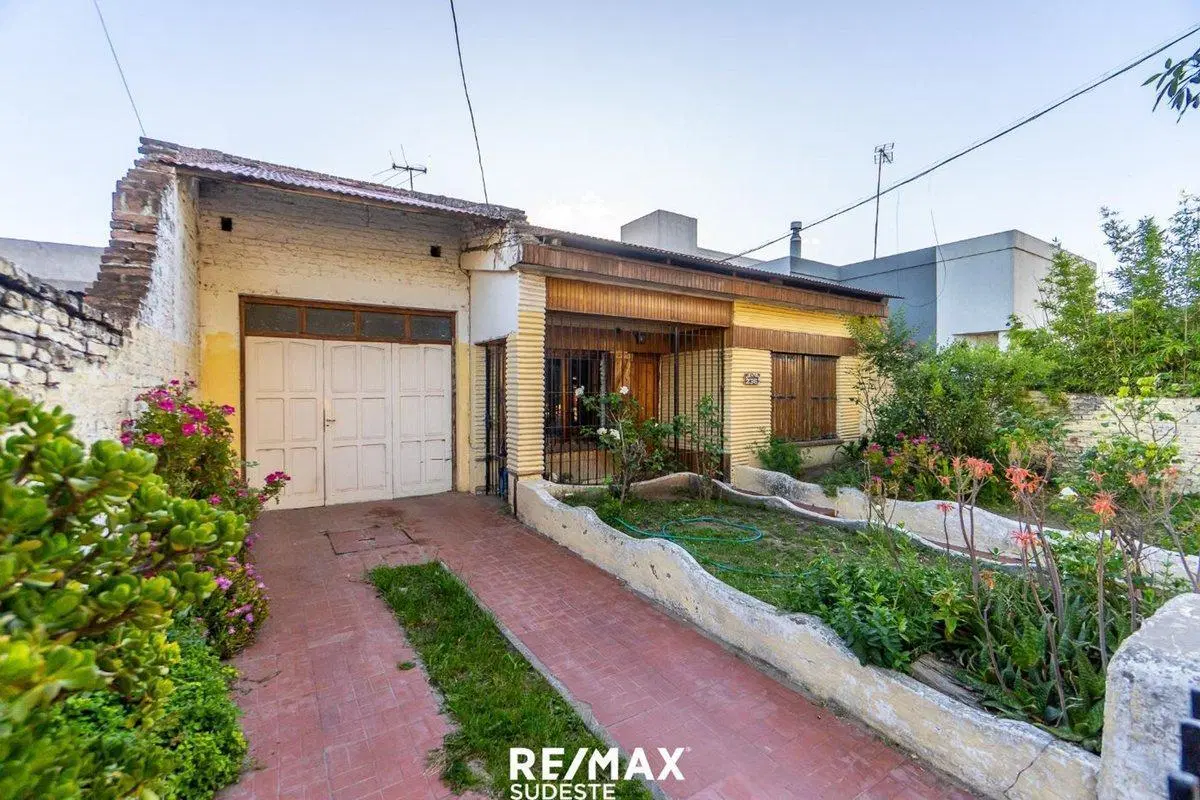 Gran oportunidad: casa, departamento y galpón 4