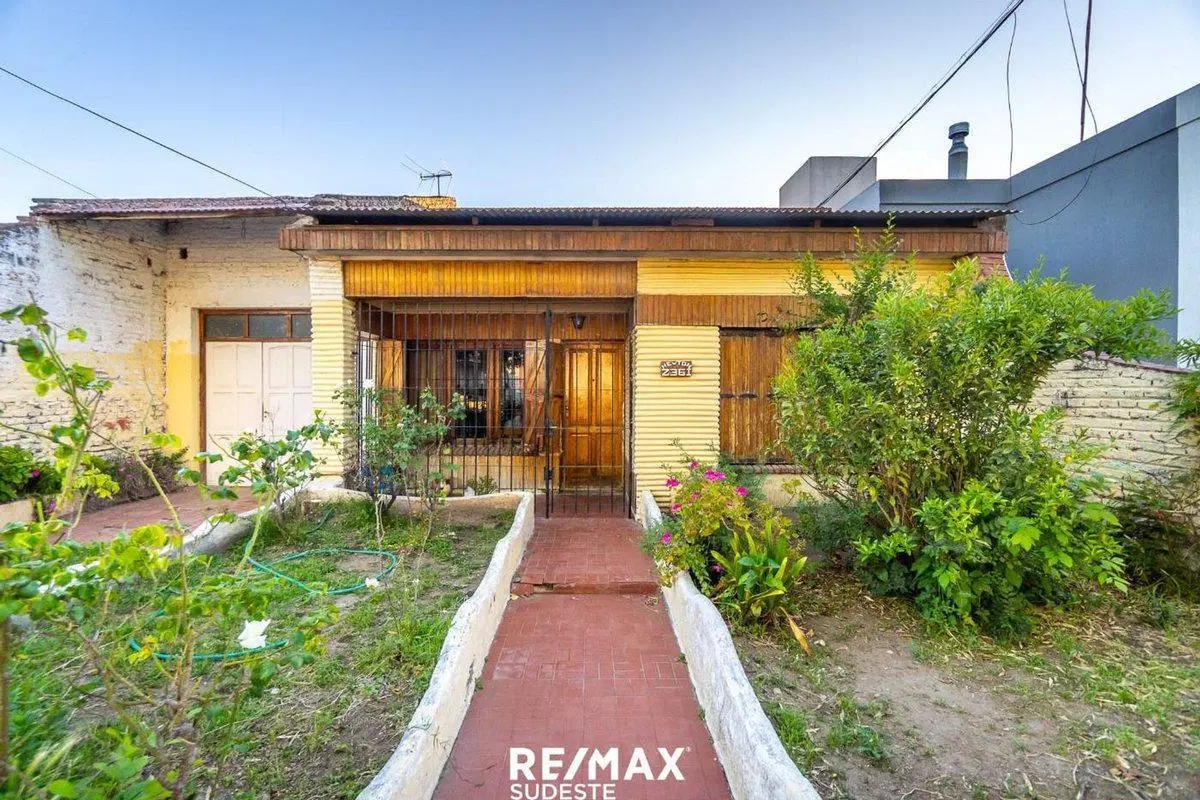 Gran oportunidad: casa, departamento y galpón 3