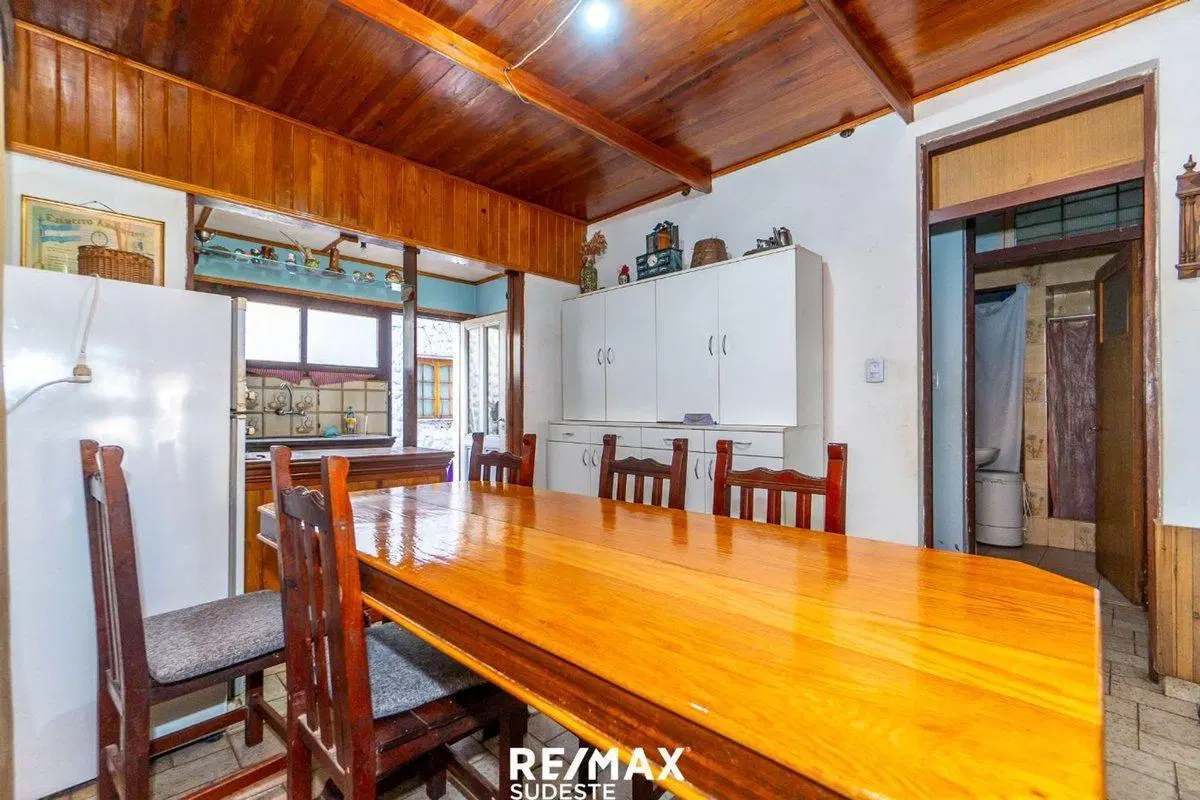 Gran oportunidad: casa, departamento y galpón 2
