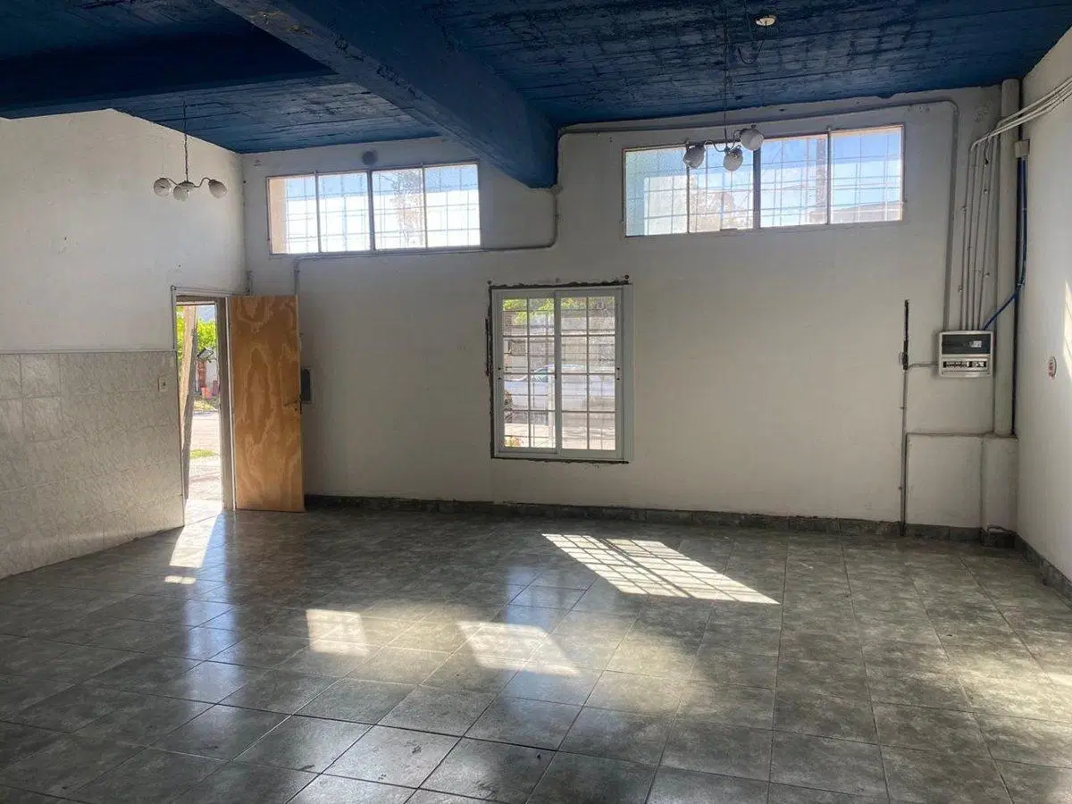 Vendo Casa ideal salón o deposito. 3