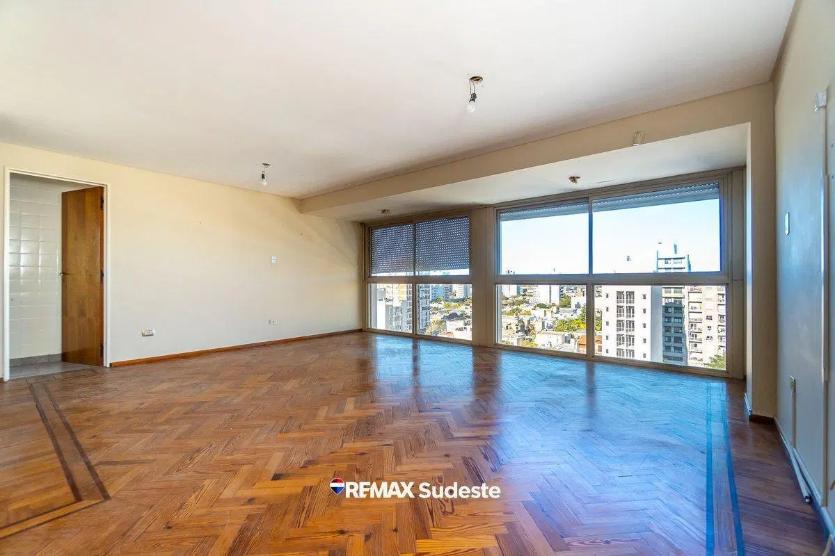 DEPARTAMENTO TIPO DÚPLEX EN EL CENTRO CON COCHERA 3
