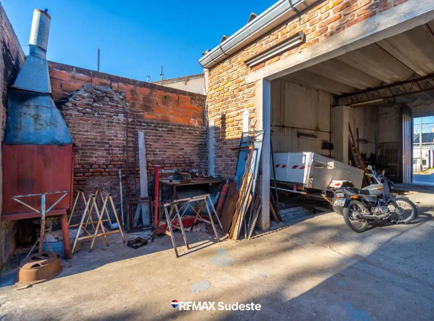 VENTA GALPON CON PATIO Y PILETA 3