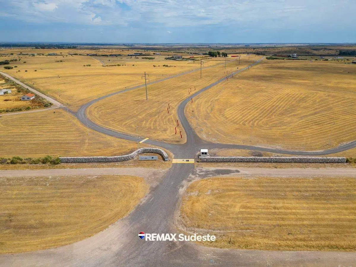 SE VENDE Lote de 2600 m2 en Barrio LA HUELLA 4