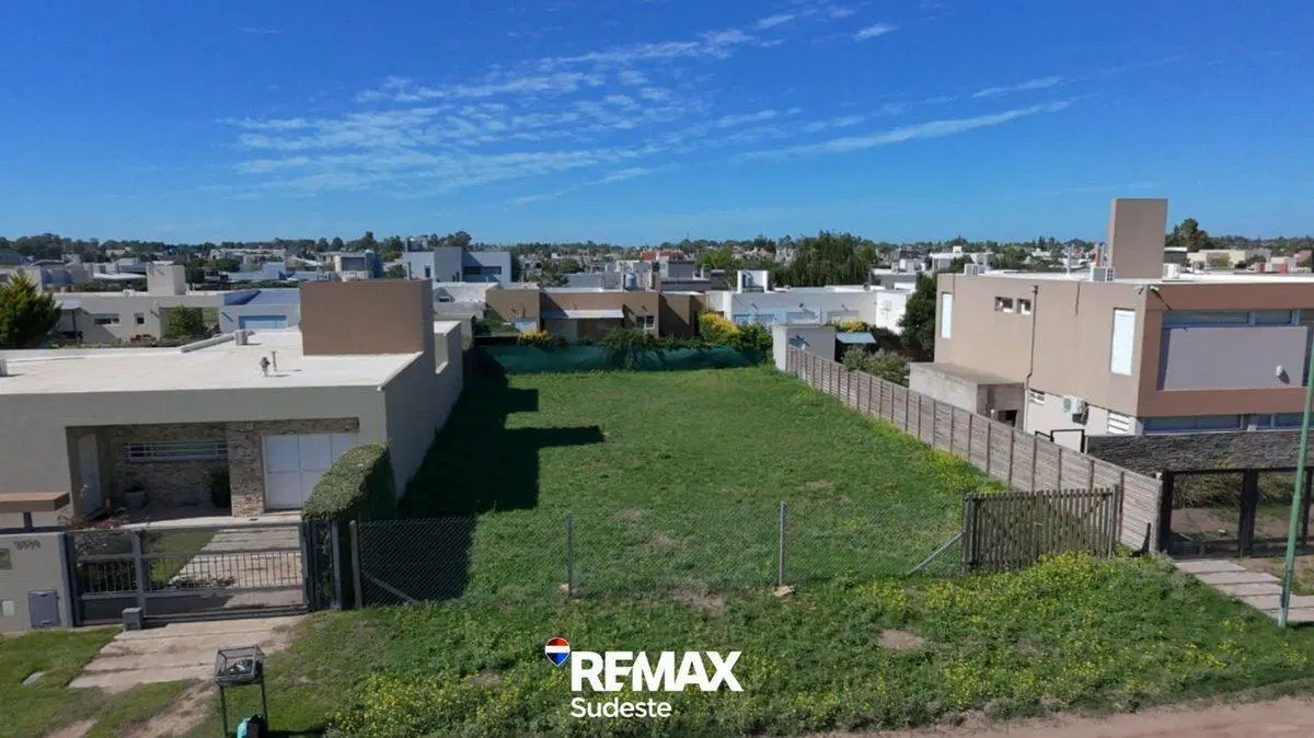 Lote cercado en Barrio parque acacias 5