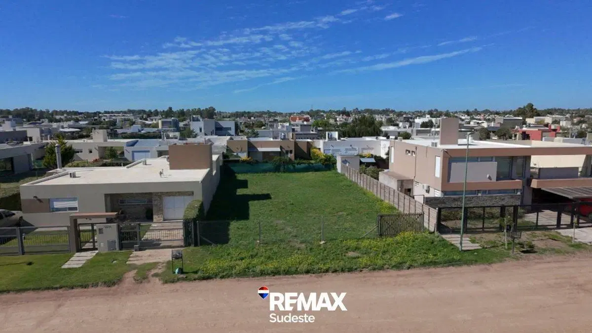 Lote cercado en Barrio parque acacias 4