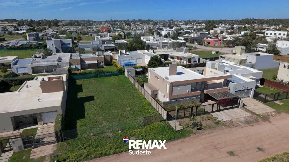 Lote cercado en Barrio parque acacias 7