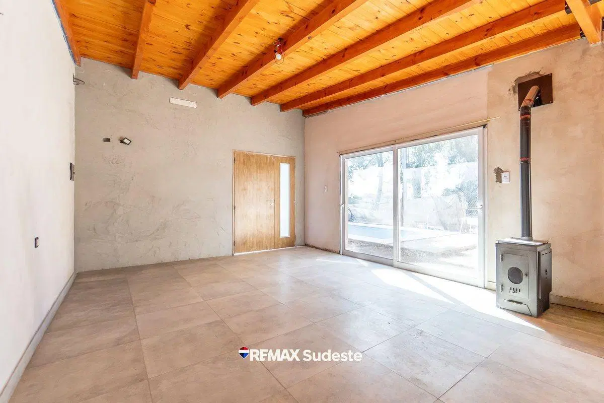 Amplia casa a estrenar con pileta 5
