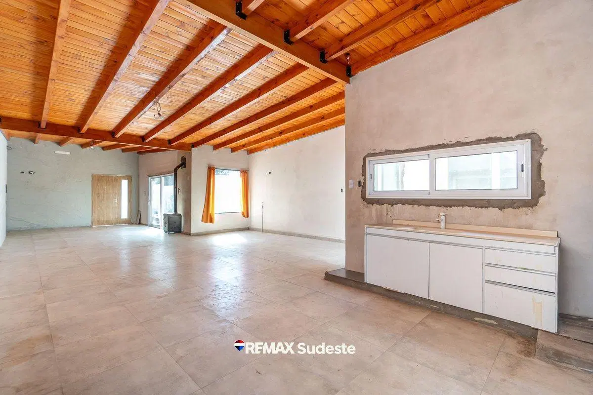 Amplia casa a estrenar con pileta 3