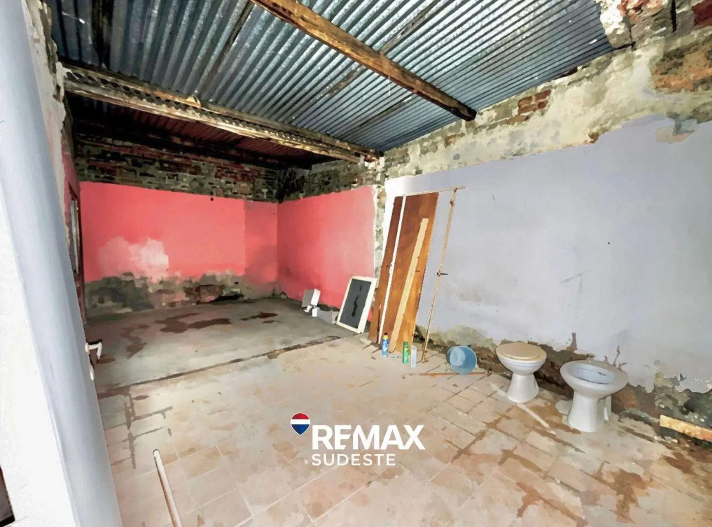 CASA CON LOCAL A REFACCIONAR - BARRIO GRUMBEIN 4