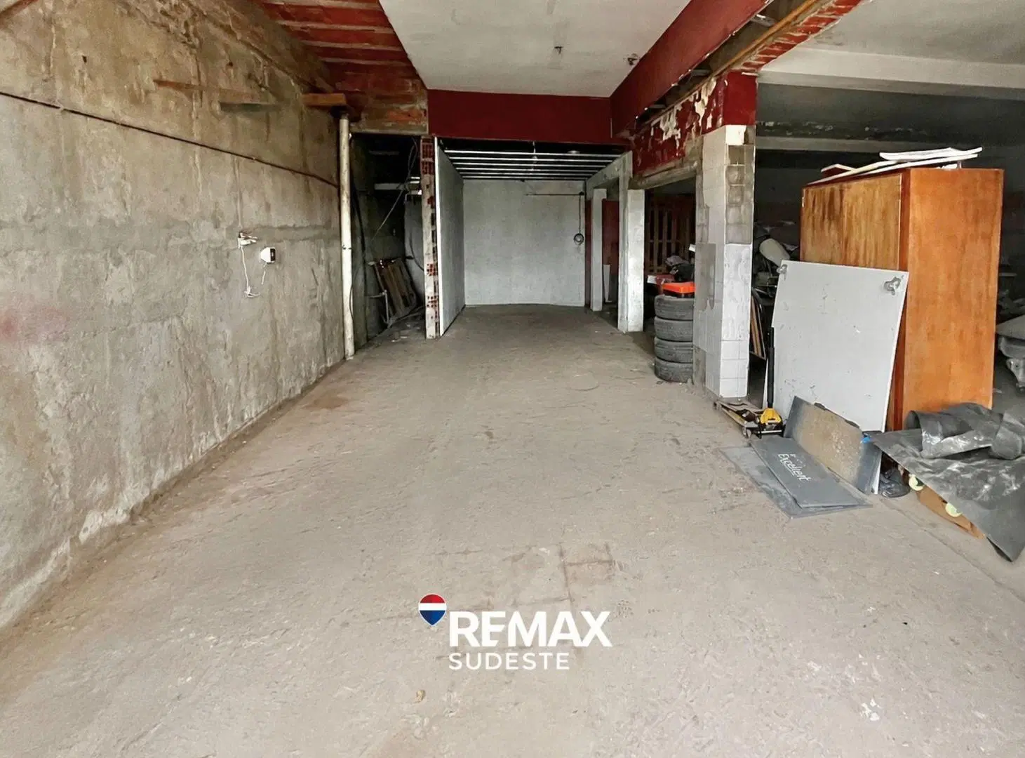 CASA CON LOCAL A REFACCIONAR - BARRIO GRUMBEIN 5