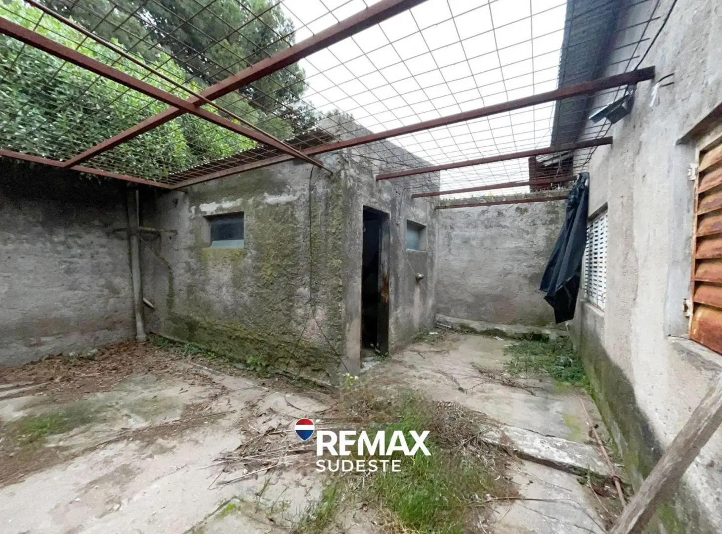 CASA CON LOCAL A REFACCIONAR - BARRIO GRUMBEIN 3