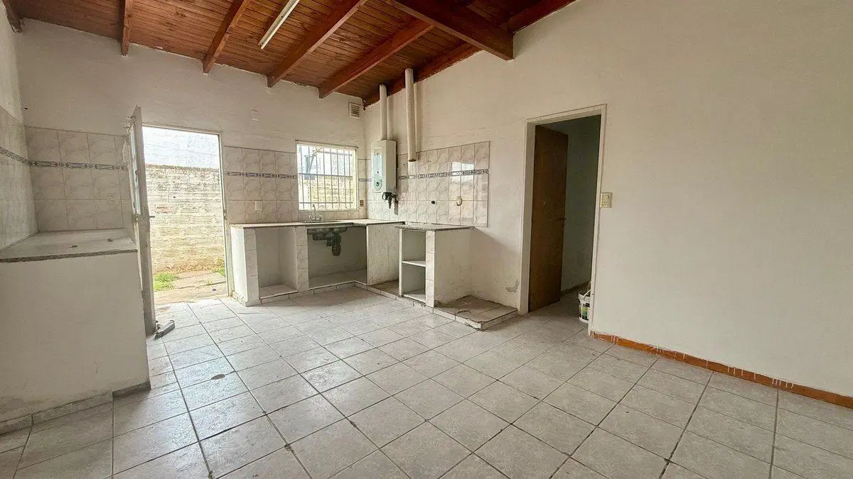 CASA 3 DORMITORIOS + LOCAL 8