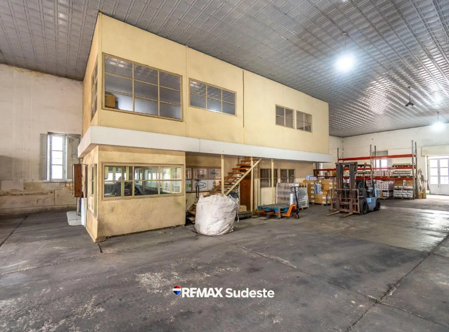 Importante deposito comercial ubicado Santa Fe 452 5